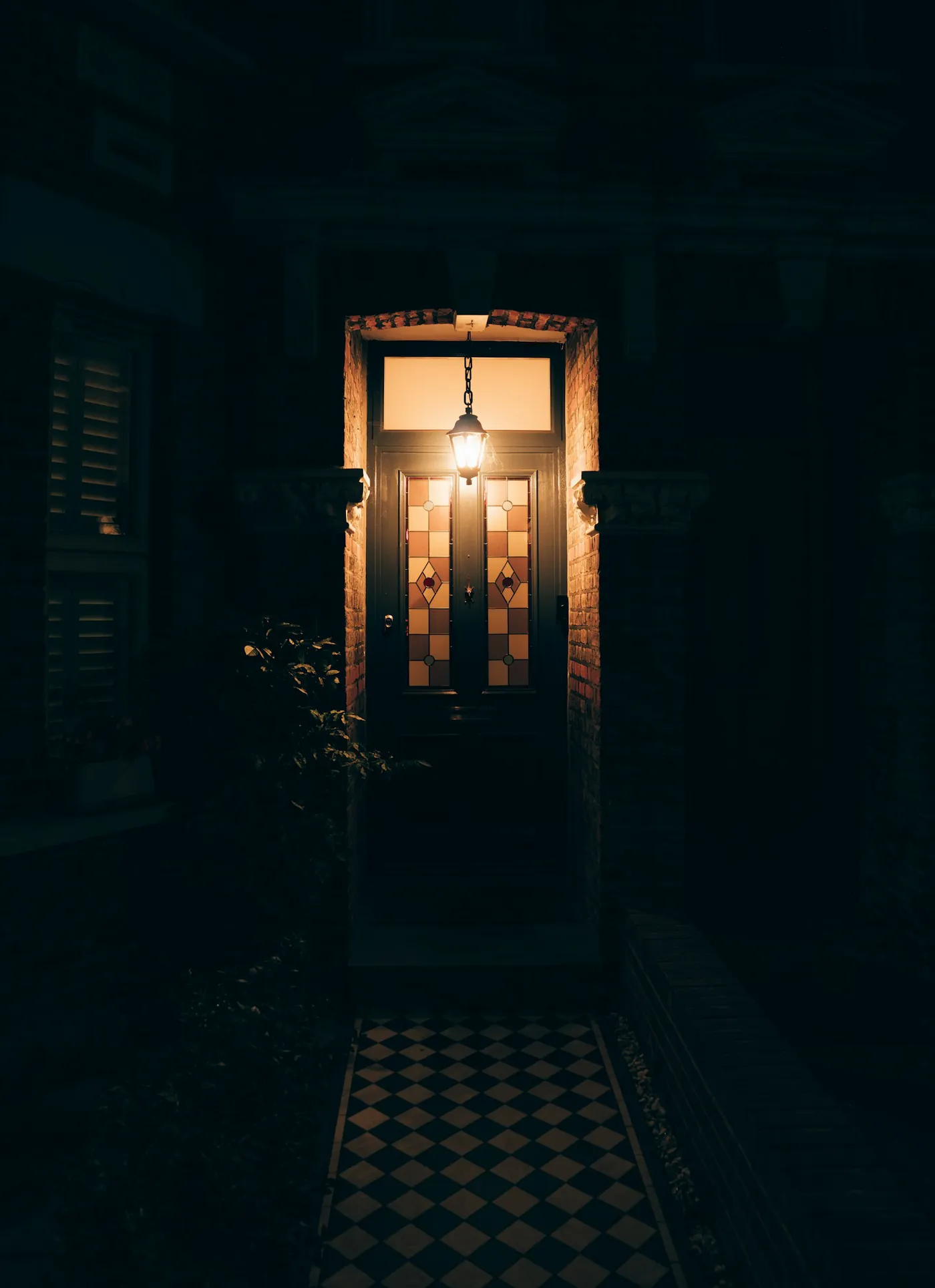 Porte d’entrée éclairée la nuit